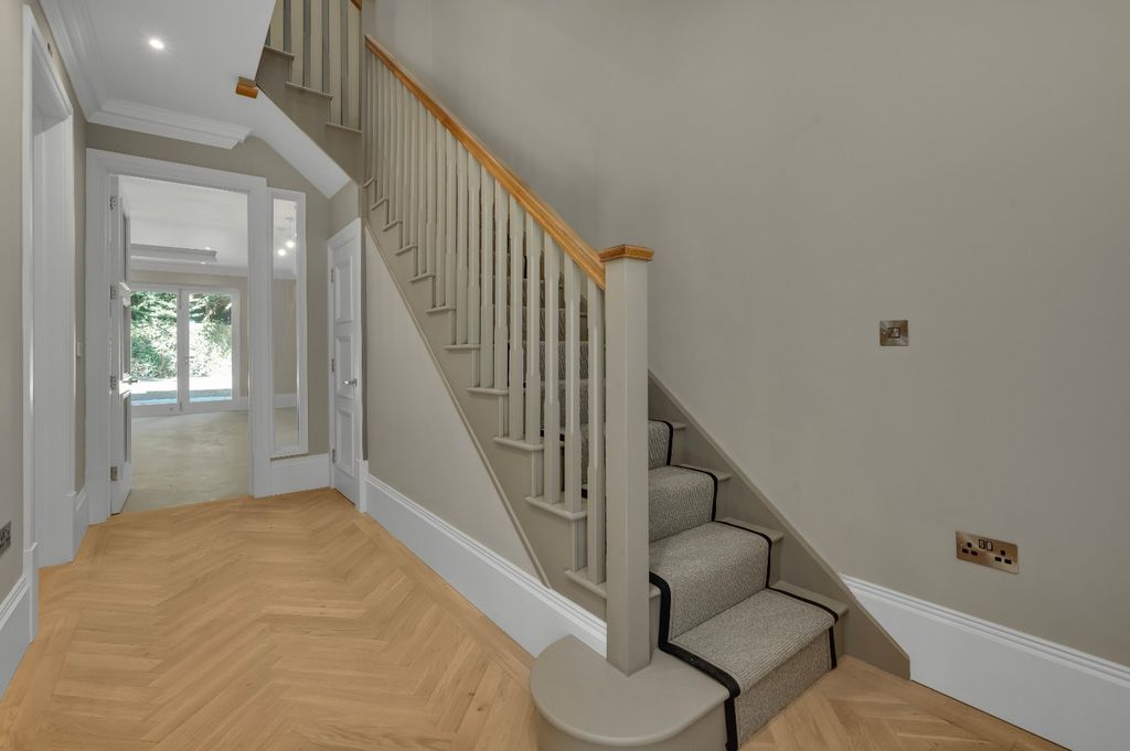 Property photo 3 of 14 Entrance Hall