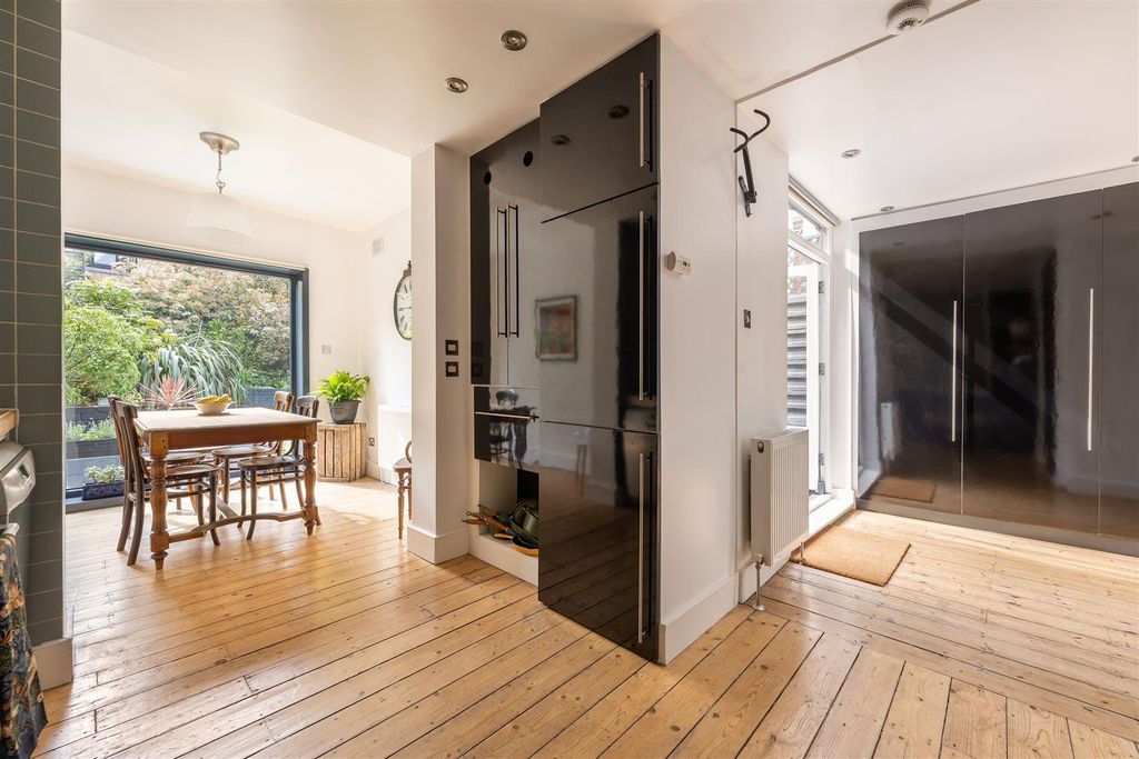Property photo 3 of 52 Falmer Road, E17