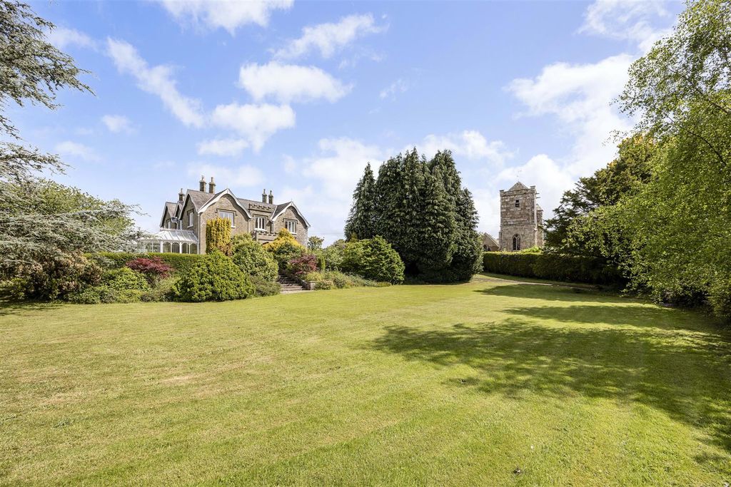 Property photo 2 of 18 South Gardens