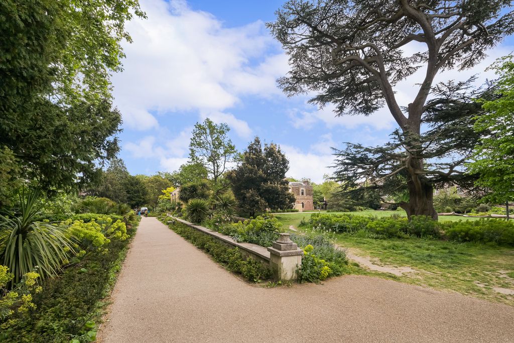 Property photo 3 of 15 Walpole Park