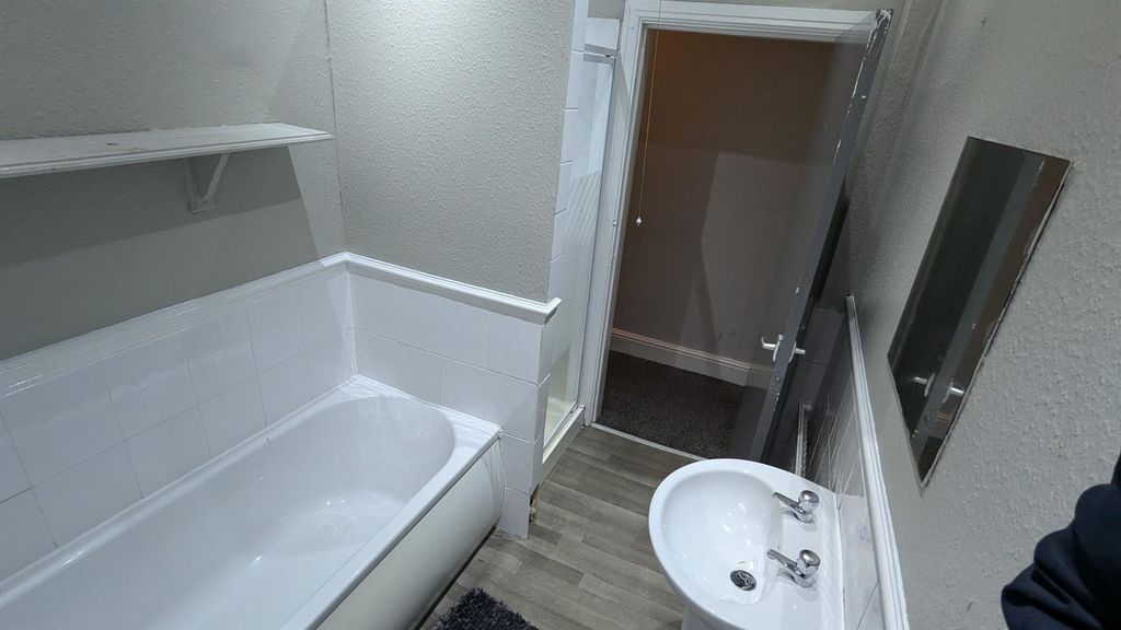 Property photo 3 of 8 Bathroom