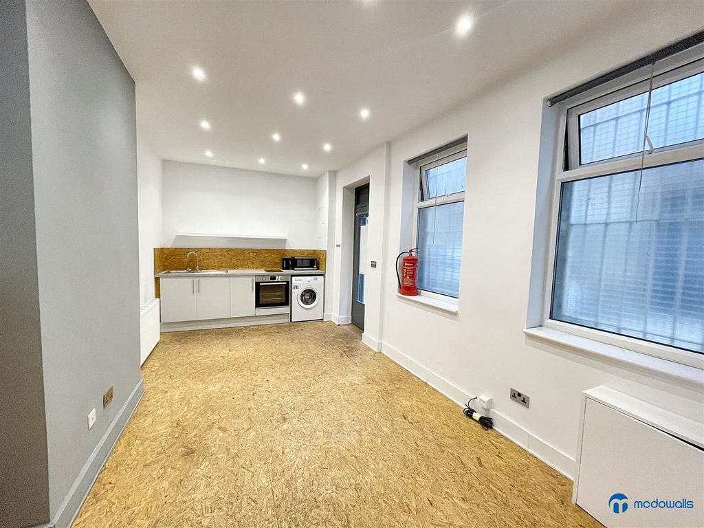 Property photo 3 of 9 35 Fortescue Avenue - Gf Unit (3).Jpg