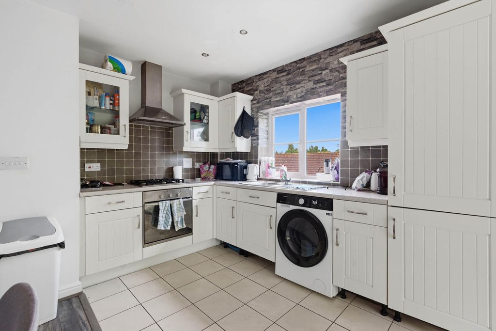 Property photo 2 of 17 Kitchen