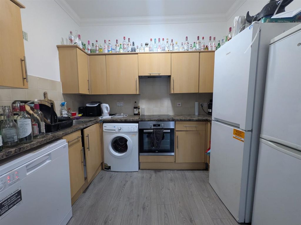 Property photo 3 of 19 Kitchen