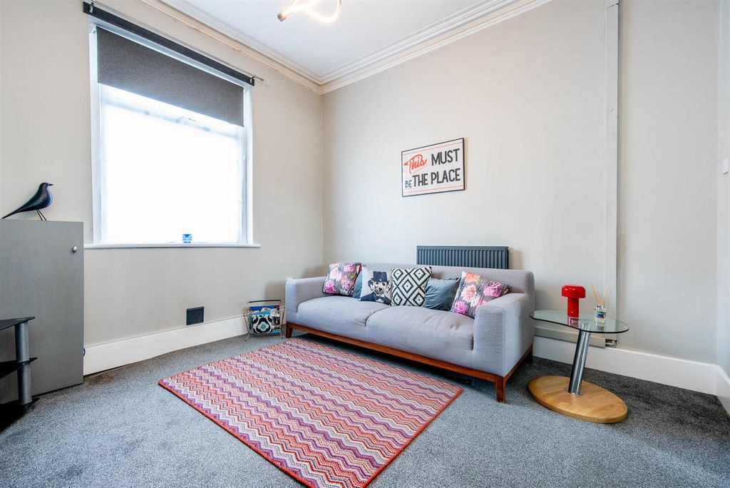 Property photo 2 of 20 Lounge