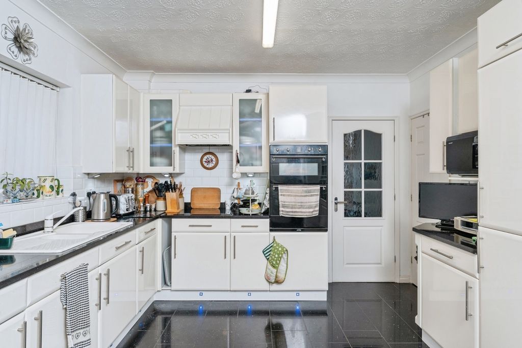 Property photo 3 of 33 Kitchen