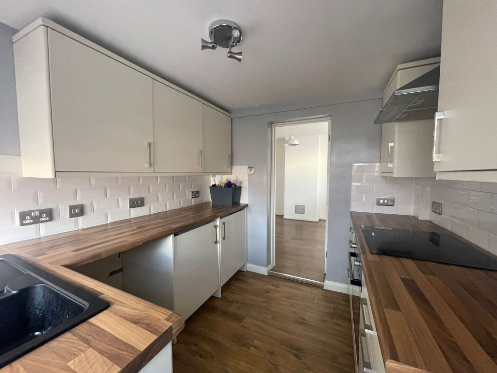 Property photo 3 of 10 Kitchen