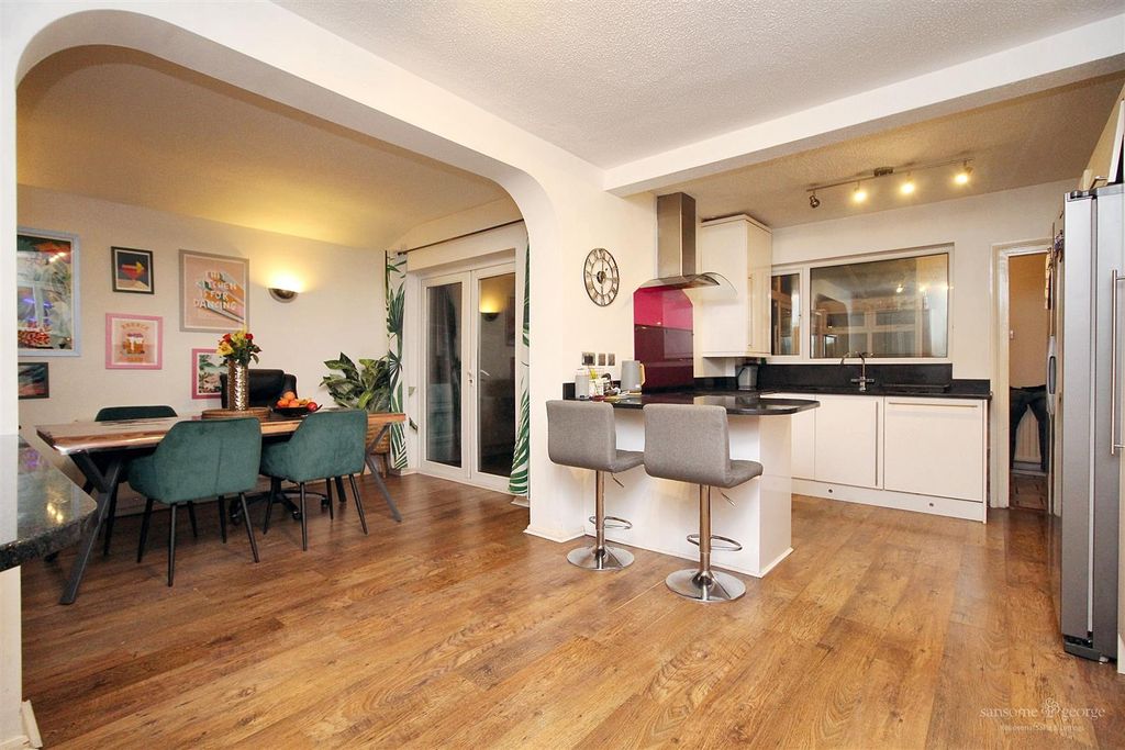 Property photo 2 of 29 Kitchen/Breakfast Room