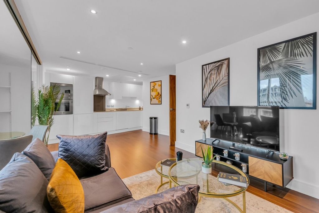 Property photo 1 of 12 Living Room