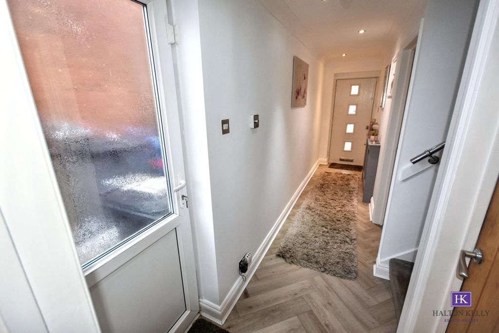 Property photo 3 of 24 Entrance Hall