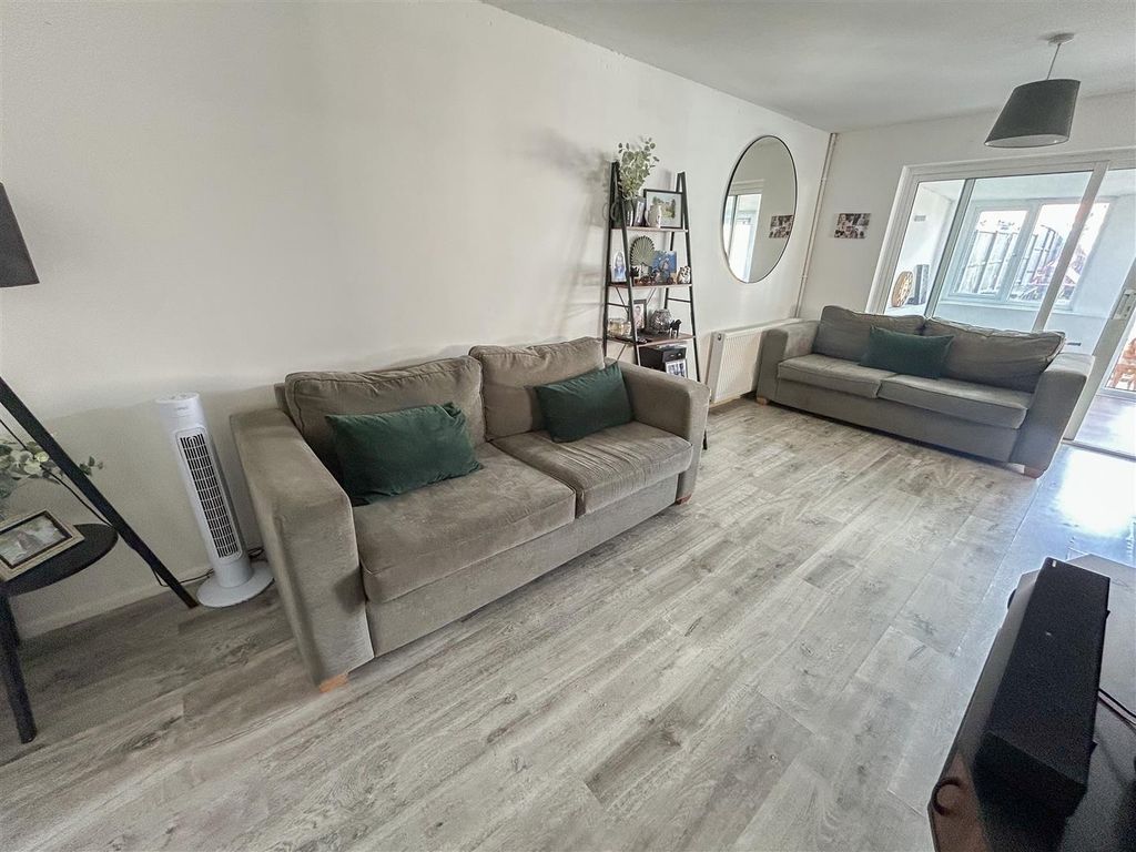 Property photo 2 of 17 Lounge