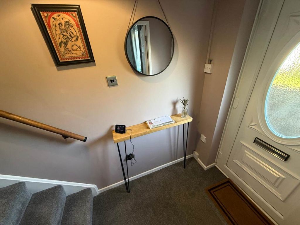 Property photo 3 of 16 Entrance Hall