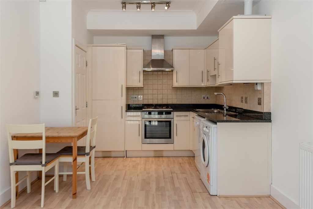 Property photo 3 of 11 8637160-Interior12.Jpg