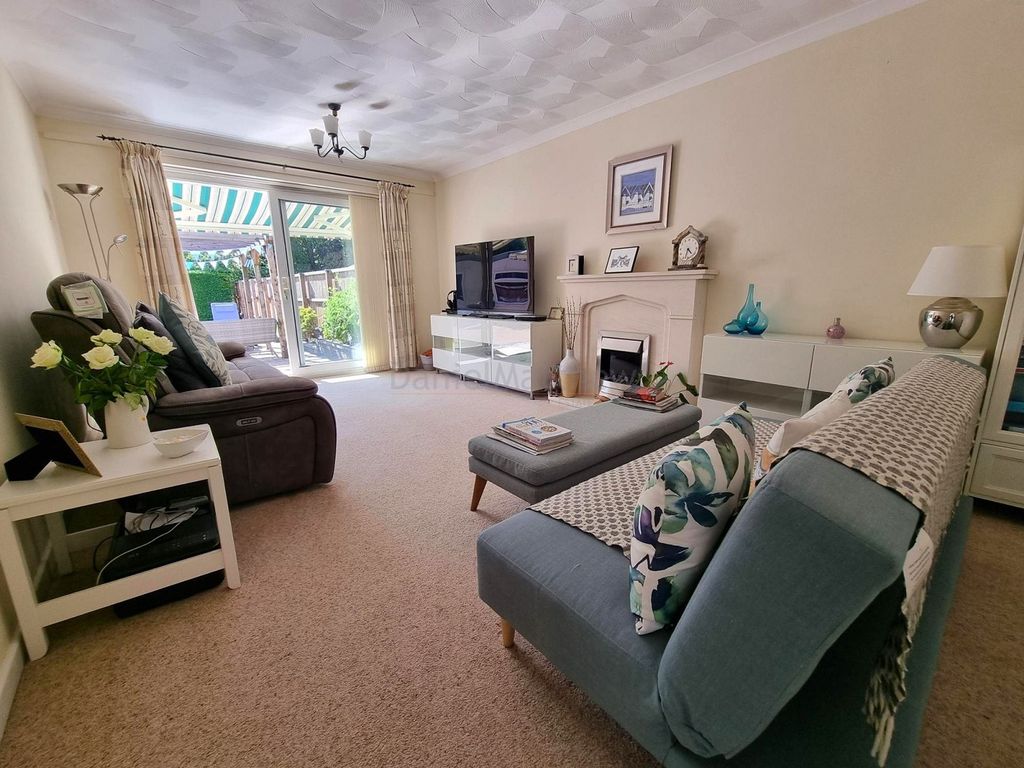 Property photo 2 of 19 Lounge