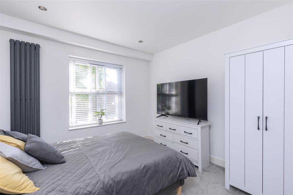 Property photo 3 of 19 Master Bedroom