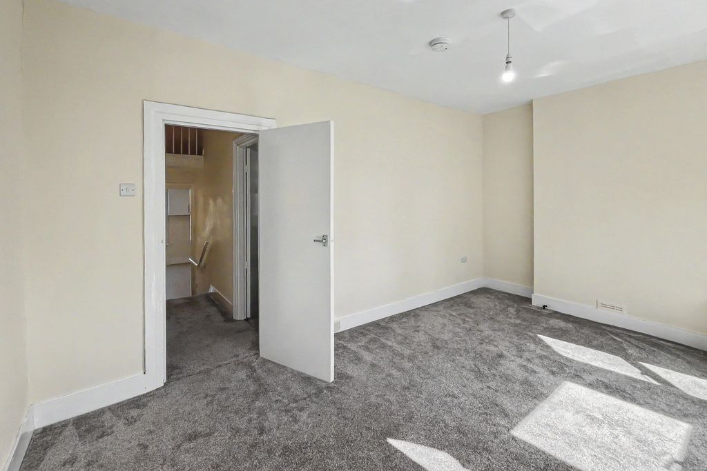 Property photo 2 of 16 29B Anerley Grove, Anerley, London, Se19 2Hs