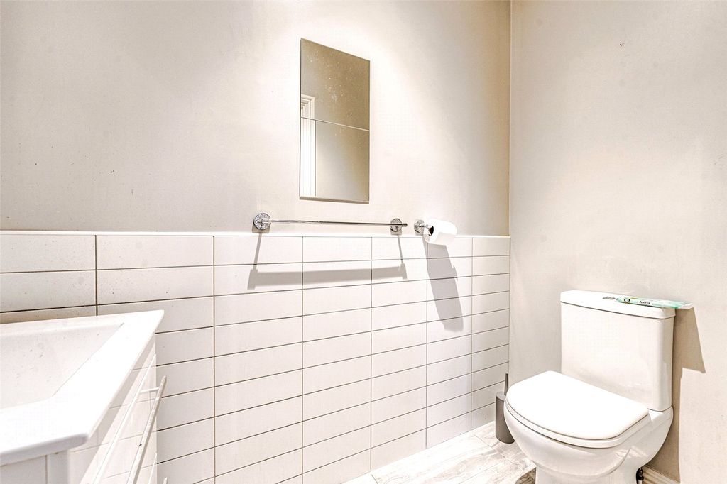 Property photo 3 of 6 Seperate WC