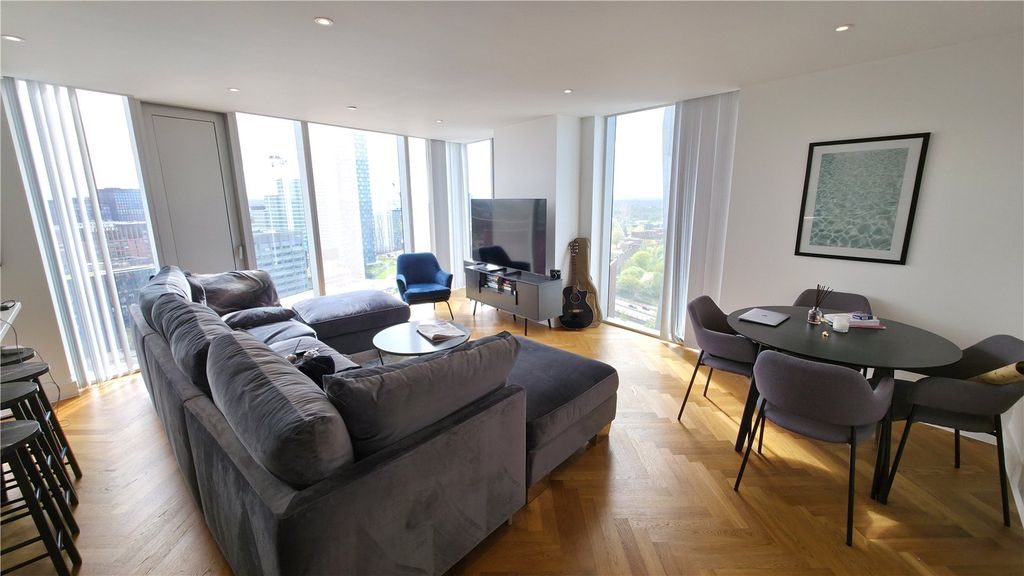 Property photo 3 of 33 Living Room