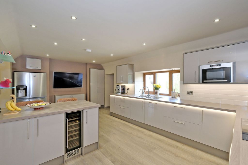 Property photo 2 of 40