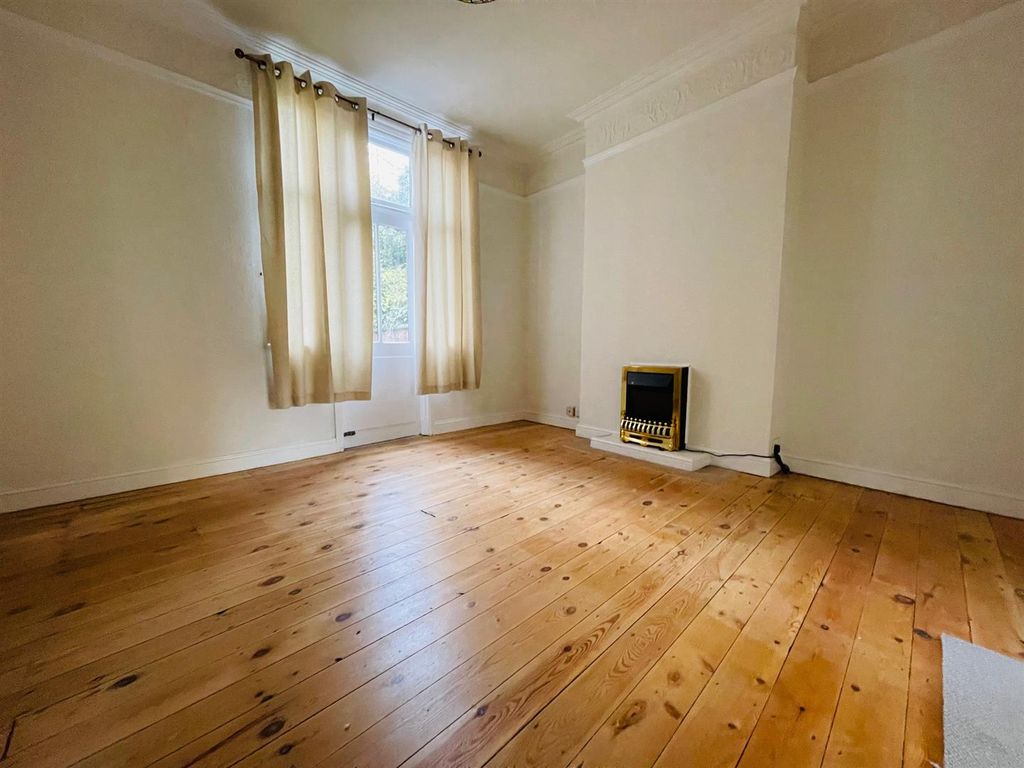 Property photo 3 of 6 Lounge