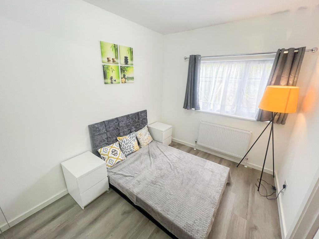 Property photo 1 of 5 A Bright And Tidy Double Bedroom Featuring A Comfo...