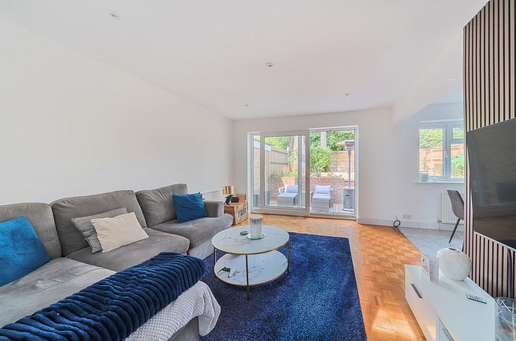 Property photo 2 of 11 2-6A8F00F27De1A-1...