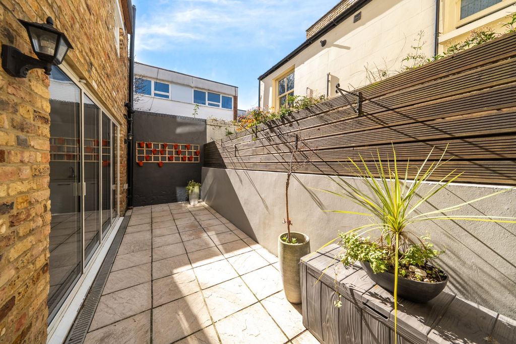 Property photo 2 of 18 Picture No. 30