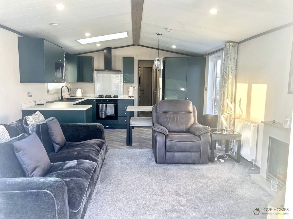 Property photo 3 of 13 8Ww Lounge