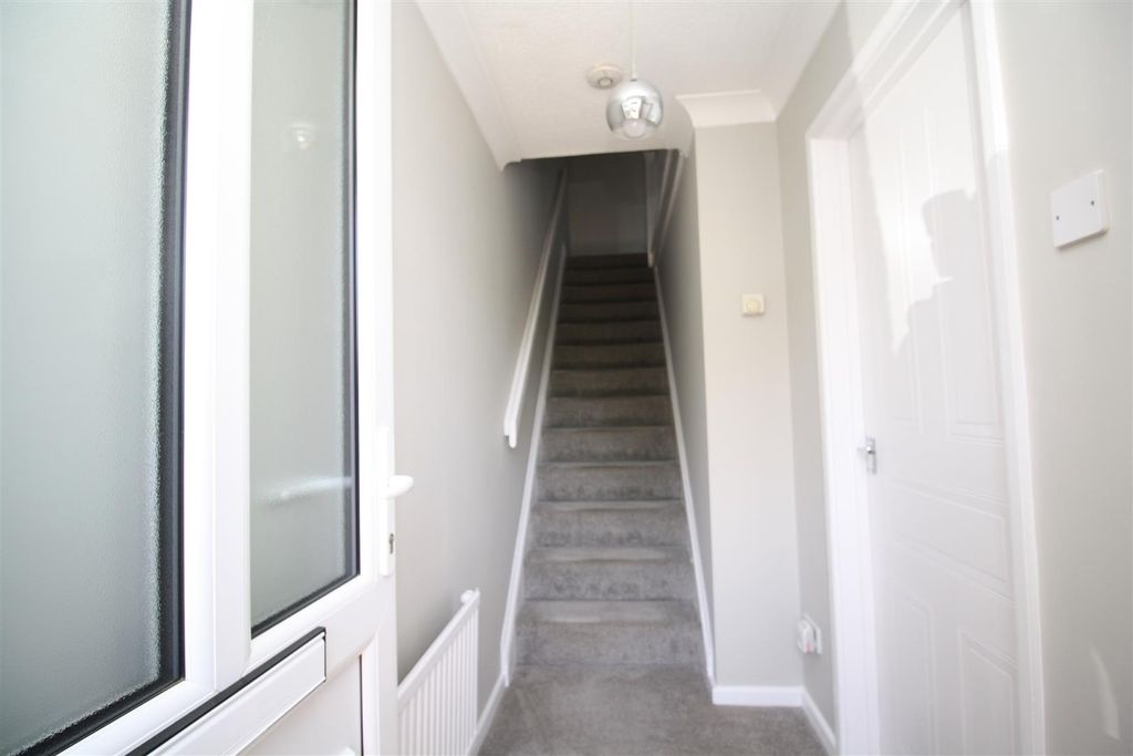 Property photo 3 of 13 Entrance Hall