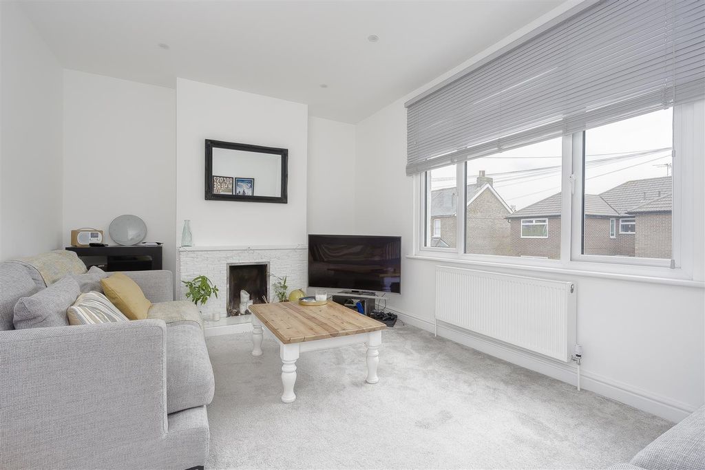 Property photo 1 of 8 Flat-Lyme-Regis-Road-Banstead-109.Jpg