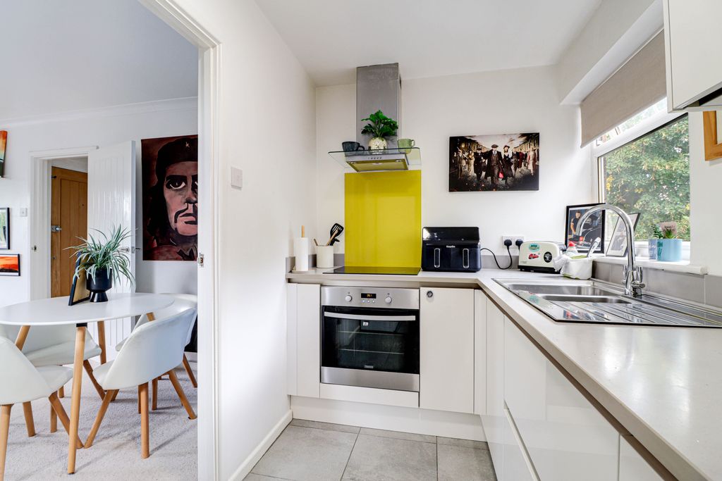 Property photo 3 of 11 Kitchen