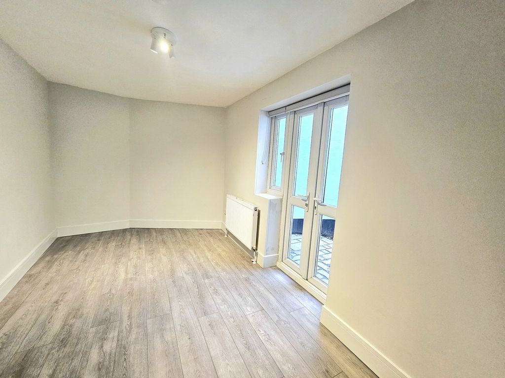 Property photo 2 of 7 Photo 5