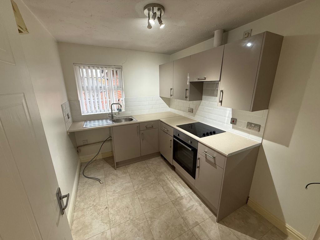 Property photo 2 of 10 Kitchen