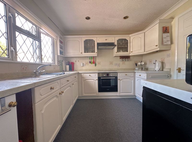 Property photo 3 of 16 Kitchen