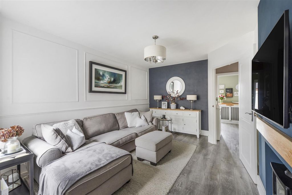 Property photo 2 of 19 10Roffe02.Jpg