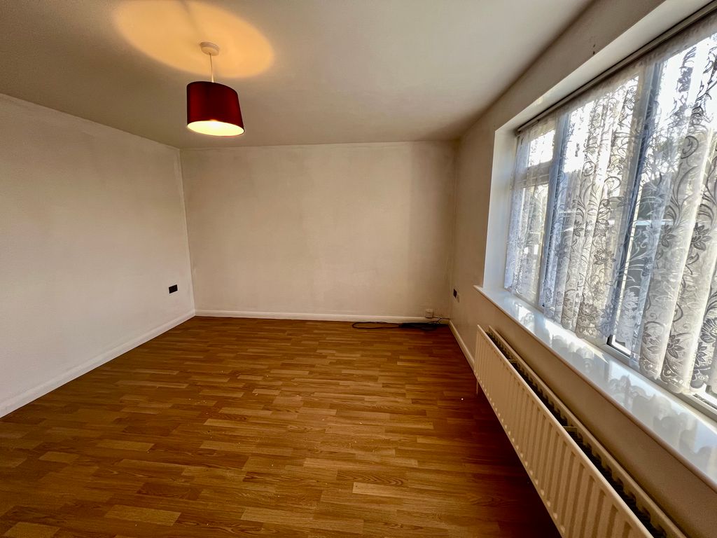 Property photo 3 of 6 Living Room