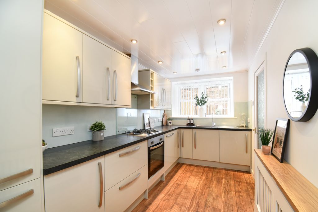 Property photo 3 of 19 Dining Kitchen