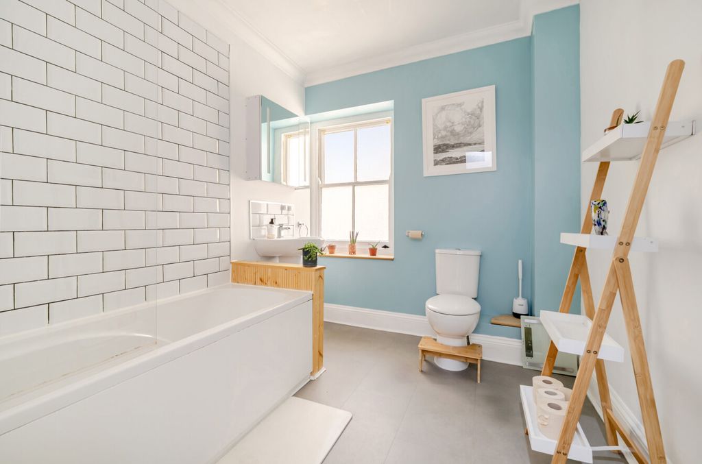 Property photo 3 of 22 3 - Bathroom