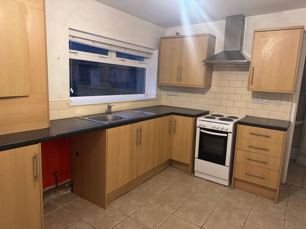 Property photo 3 of 6 Kitchen