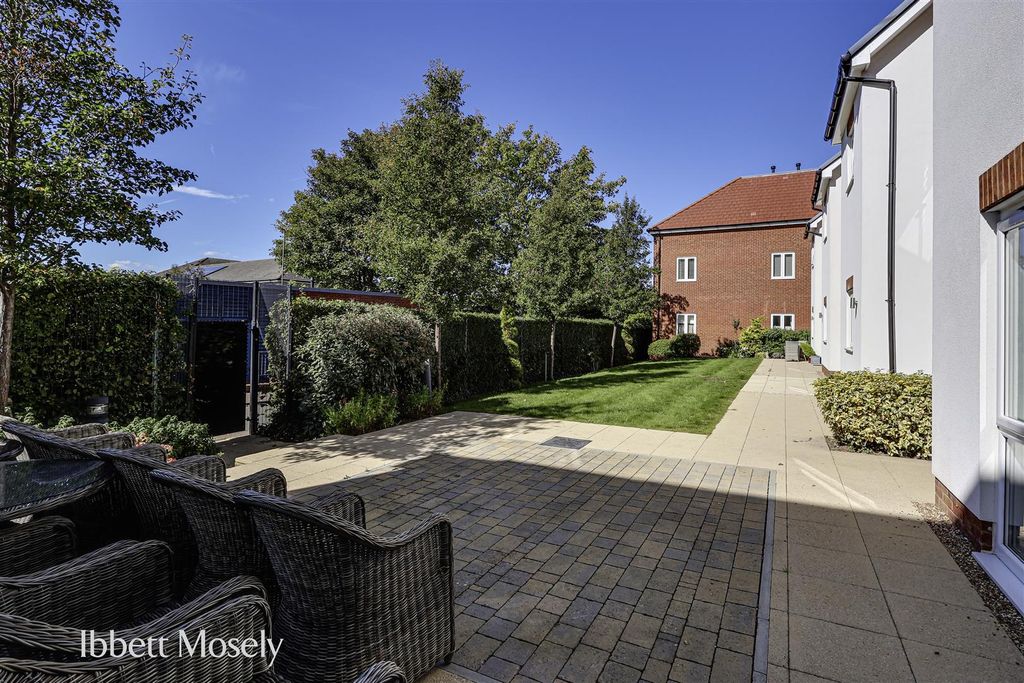 Property photo 3 of 16 17 Communal Garden.Jpg