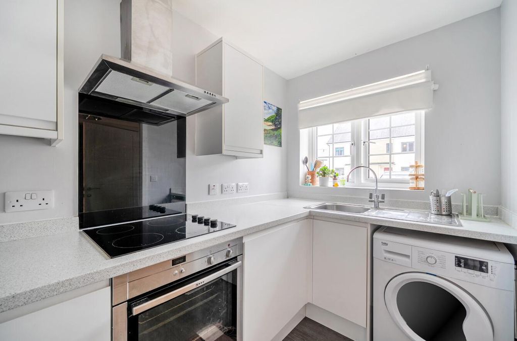 Property photo 2 of 9 Kitchen