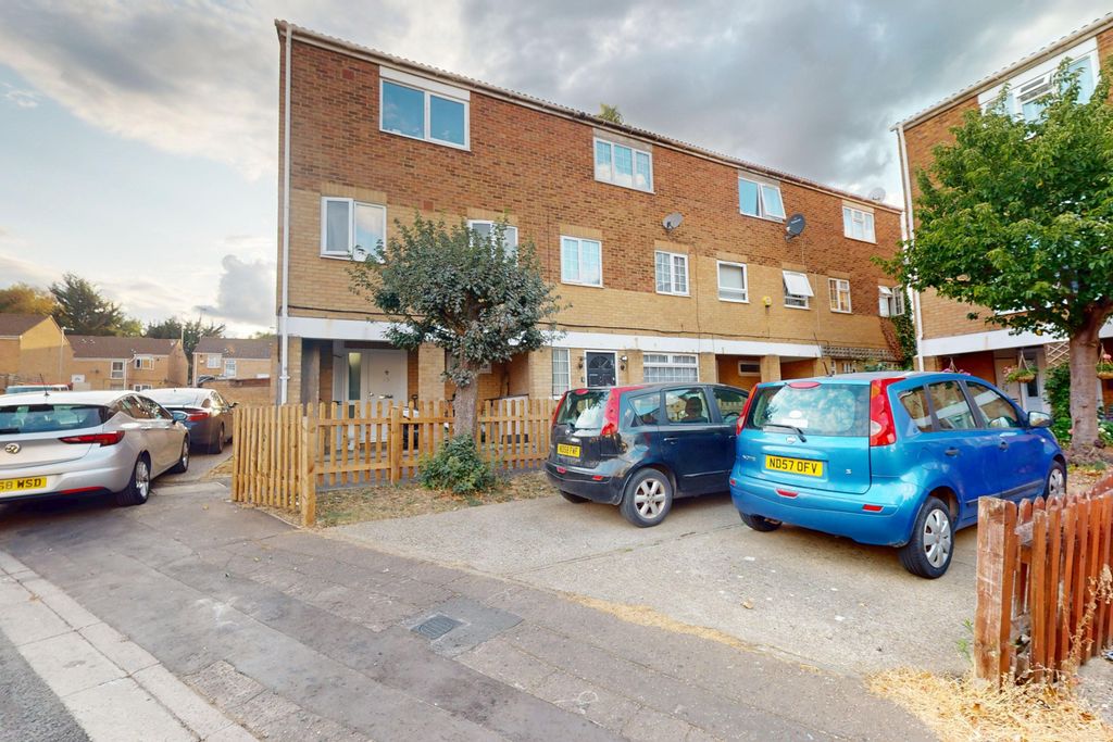 Property photo 1 of 37 37 Gainsborough Road, Hayes, Ub4 8Ny