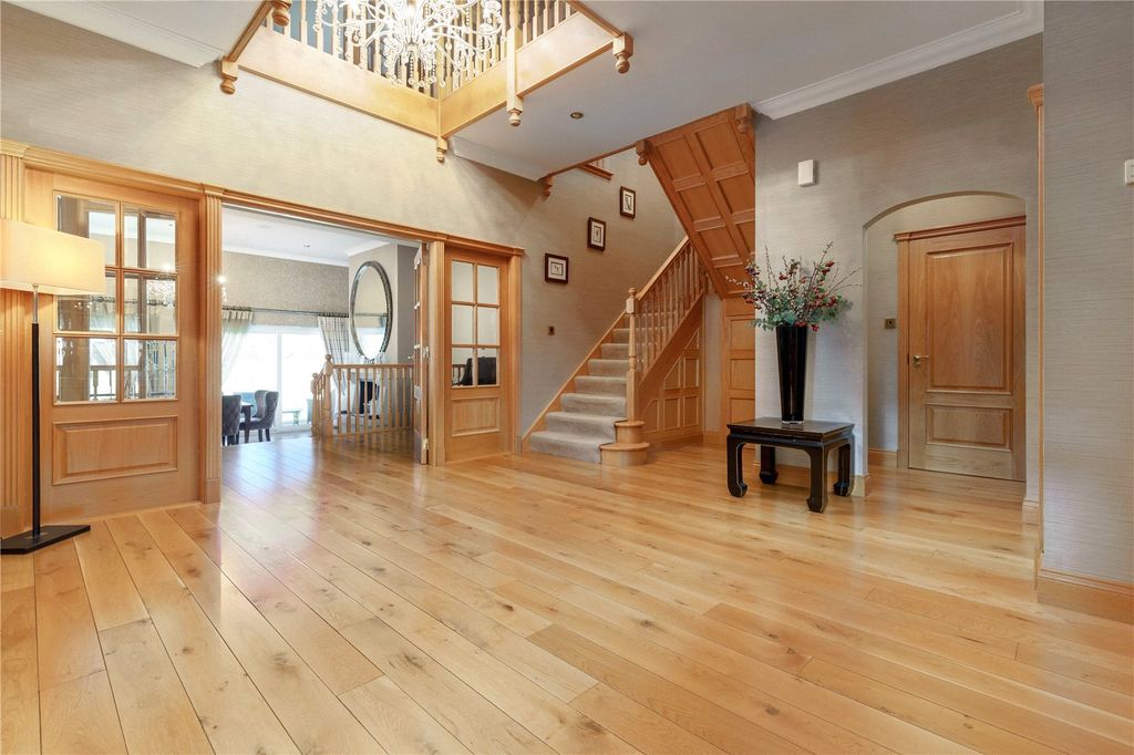 Property photo 3 of 21 Entrance Hallway