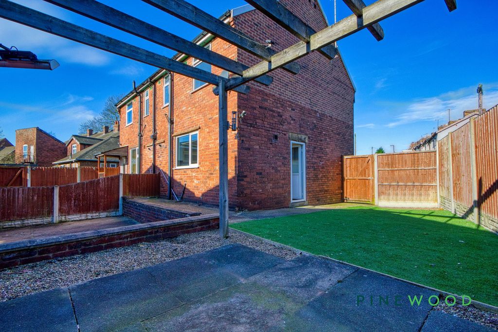 Property photo 3 of 15 Garden / Rear