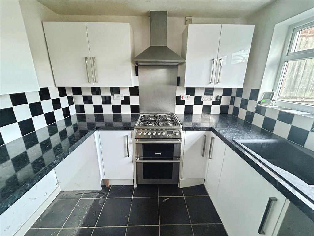 Property photo 3 of 16 Kitchen