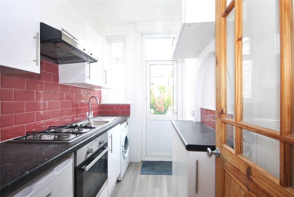 Property photo 3 of 8 Photo 04