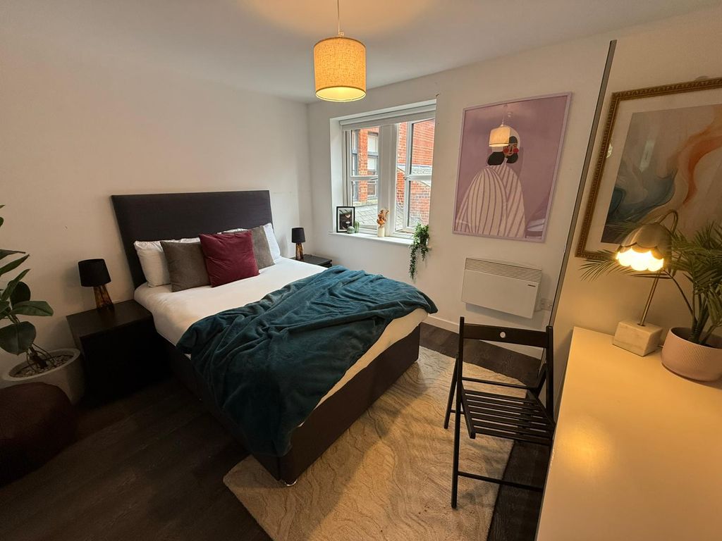 Property photo 2 of 6 Bedroom