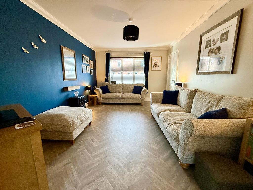 Property photo 3 of 19 Lounge