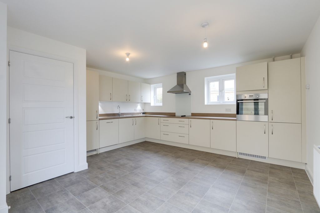 Property photo 2 of 28