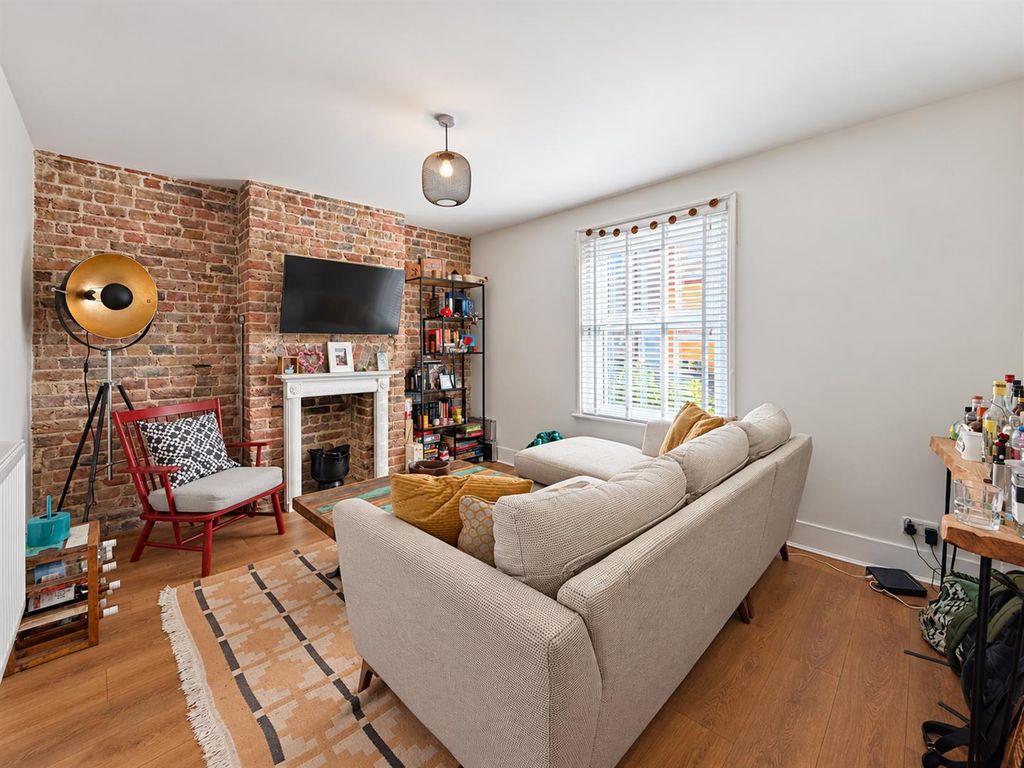 Property photo 2 of 23 B04Bca6D-Df49-4055-9C3D-E8A974C41109.Png